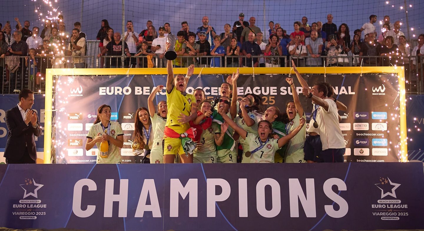 Seleção Portuguesa feminina de futebol de praia celebra conquista da Liga Europeia 2025 com o troféu em Viareggio.