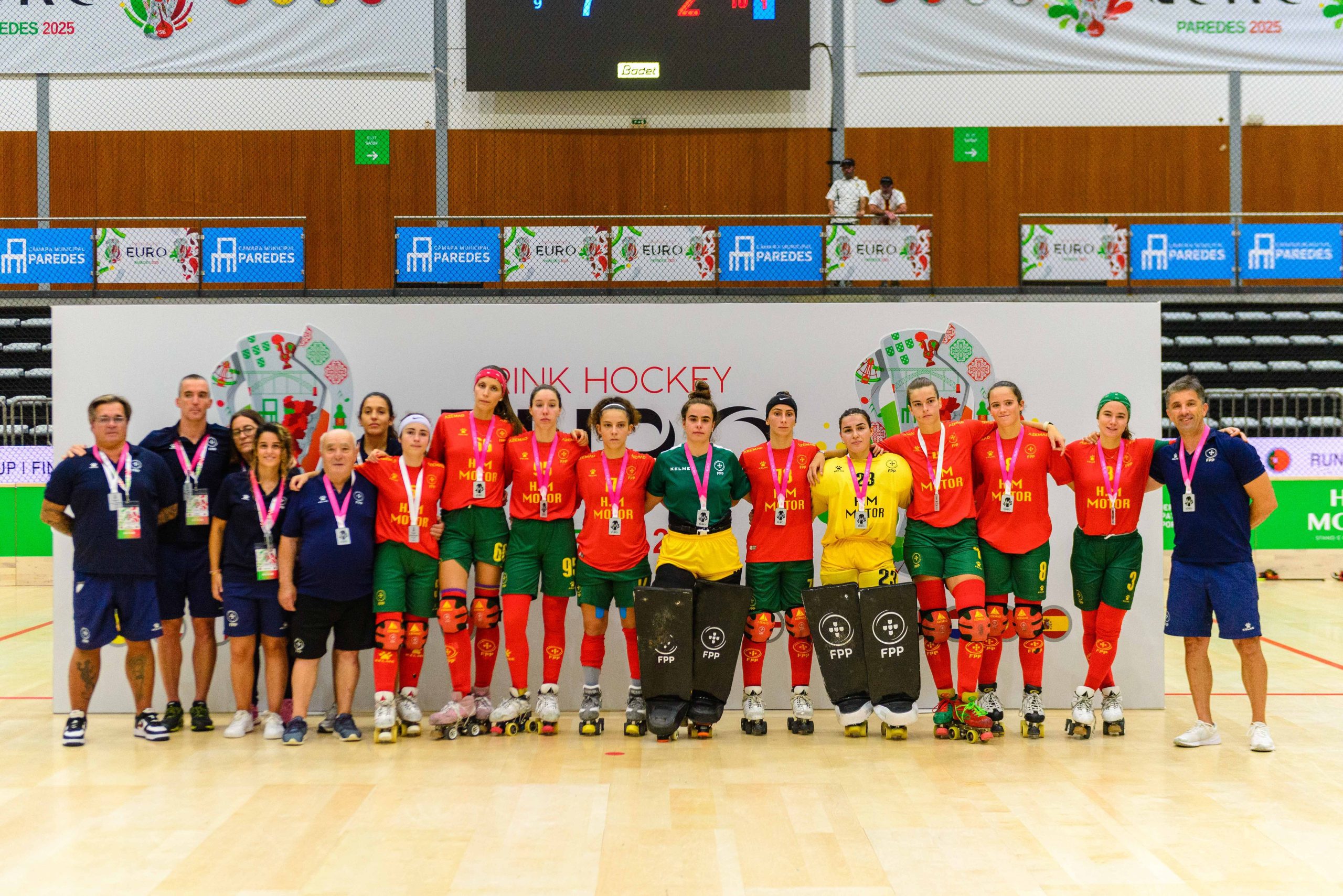 A seleção nacional feminina exibe as medalhas de prata após a final do Campeonato da Europa de hóquei em patins, disputada em Paredes