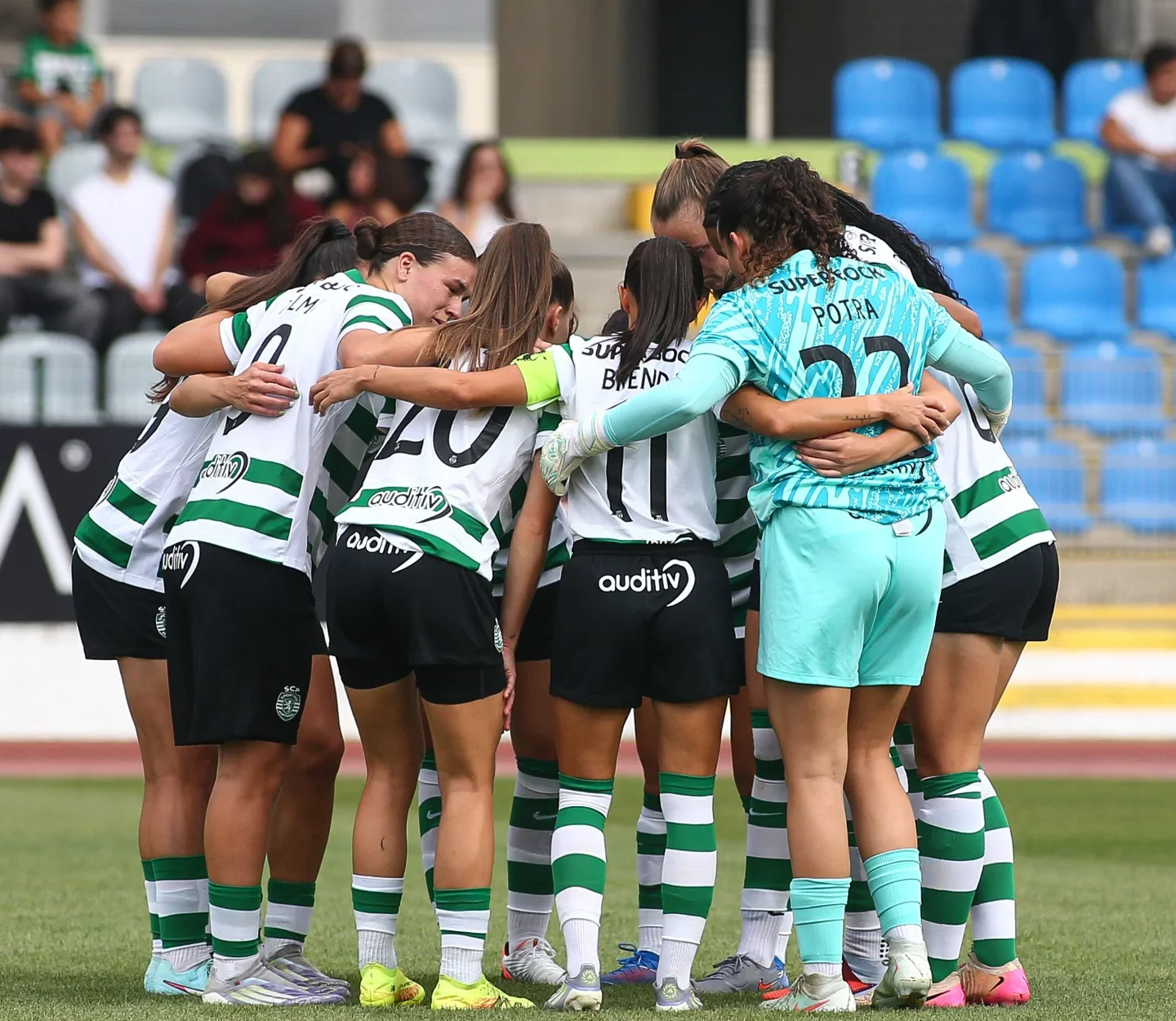 A equipa do Sporting CP reunida após a derrota contra AS Roma a contar para a Liga dos Campeões Feminina 2025